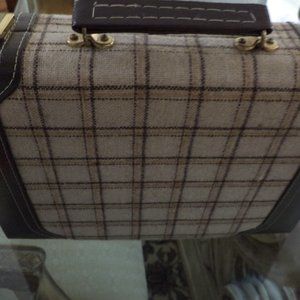 ARIES of BEVERLY HILLS BACKGAMMON SET IN A SELF-CONTAINED SUITCASE